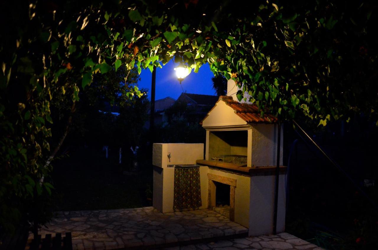 Ferienwohnung Kostas' Garden Roda  Exterior foto